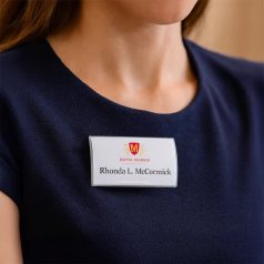 Névtábla, névkitűző, egyéb